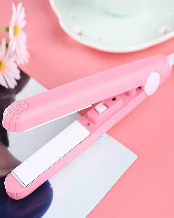 Mini Hair Straightener & Curler – Dual Voltage 100-240V, 180°C Thermostatic Aluminum Plate, For Dry & Wet Hair, Compact Travel Size (Random Color)